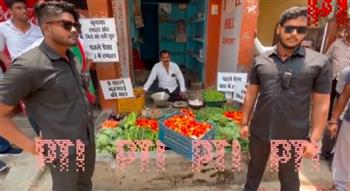 بعد ارتفاع أسعارها.. بائع هندي يستعين بعناصر أمن لحراسة الطماطم (فيديو)