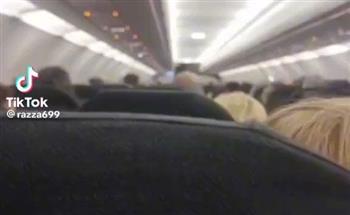 19 راكب يغادرون الطائرة بسبب الحمولة الزائدة (فيديو)