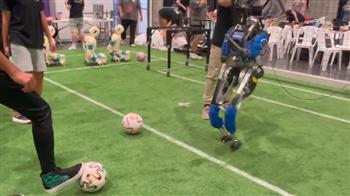 على طريقة البشر.. روبوتات تجري تمرينات إحماء خلال بطولة عالمية لكرة القدم (فيديو)