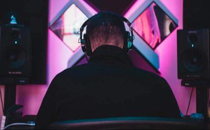 إلقاء القبض على رجل يروع جيرانه بالموسيقى 