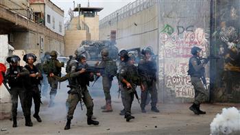 إصابة شاب فلسطيني بالرصاص الحي خلال مواجهات مع الاحتلال الإسرائيلي في رام الله