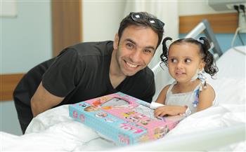 دعم معنوي للأطفال .. أحمد الشامي يزور مرضى القلب