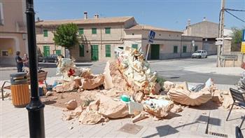 انهيار تمثال " البطيخ " فى إسبانيا لسبب صادم 