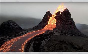 استمرار إطلاق الحمم والغازات الضارة من بركان في أيسلندا 
