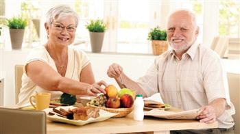«الصحة» تقدم نصائح مهمة لتغذية كبار السن 
