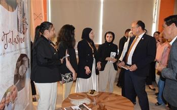 رئيس جامعة حلوان يفتتح معرض حدوتة مصرية بكلية الفنون التطبيقية