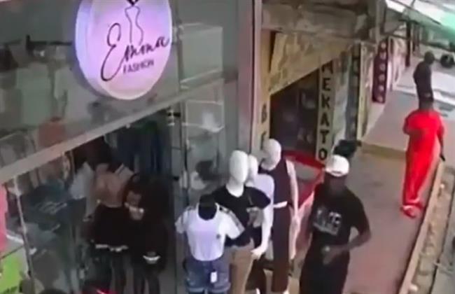 الجريمة الضاحكة.. رجل ينجو من الموت بسبب مسدس عطلان (فيديو)