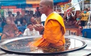 راهب بوذي يجلس في إناء مليء بالزيت المغلي.. كيف فعل ذلك؟