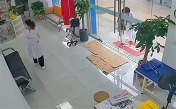 حادث غريب.. باب زجاجي ينفجر في وجه سيدتين في نفس اللحظة (فيديو)