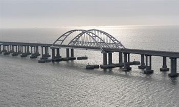 روسيا: جسر القرم استُهدف بمسيرتين أوكرانيتين وسنفتح تحقيقا حول الحادث