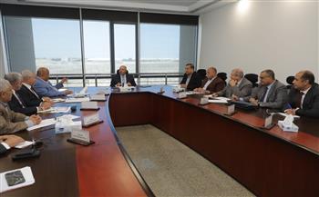 وزير النقل يعقد اجتماعا مع رؤساء الشركات المصنعة للفلنكات الخرسانية 