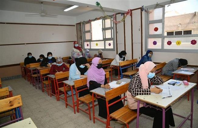 طلاب الثانوية العامة بعد أداء مادتي الفيزياء والتاريخ : الامتحان كان سهل
