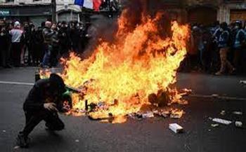 المتظاهرون يضرمون النار في سيارة عمدة مدينة "لا ريش" الفرنسية