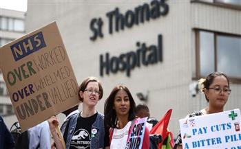 إضراب آلاف الأطباء المتخصصين في بريطانيا بسبب الأجور