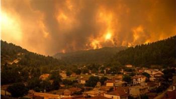 اليونان تعلن حالة الطوارئ في ثلاث مناطق بجزيرة رودس جراء اشتعال حرائق الغابات