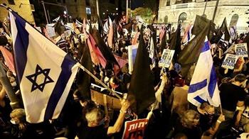 آلاف الإسرائيليين يتظاهرون ونتنياهو يسعى جاهدا لتسويق خطته بشأن نظام القضاء