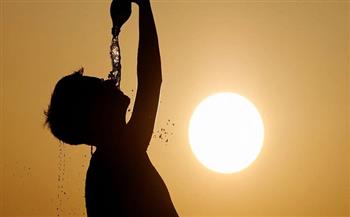 «تناولوا بطاريات المياه».. طبيب يكشف «روشتة» تجنب أمراض الصيف