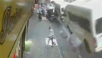 فيديو مرعب.. انفجار غامض يتسبب في تطاير السيارات في الشارع