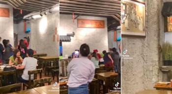 بالفيديو.. رد فعل سريع من عامل فوجئ بفأر يتسلق جدار مطعم وسط الزبائن