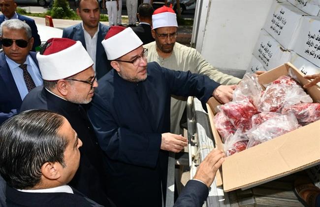 وزير الأوقاف يتفقد توزيع لحوم الأضاحي بالبحيرة
