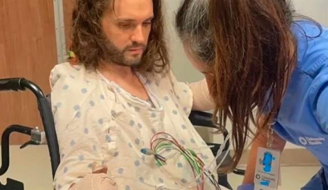 كاد أن يفقد حياته.. رجل يفقد يديه وقدميه بسبب لدغة حشرة