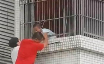 بسبب قضبان حديدية على النافذة.. طفل عالق في شقة تحترق (فيديو)
