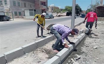 رئيس مدينة القصير يتابع أعمال تركيب البلدورات بشارع بورسعيد