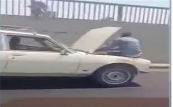 كشف حقيقه فيديو لشخص يقود سيارة «كبوتها» مفتوح في السويس