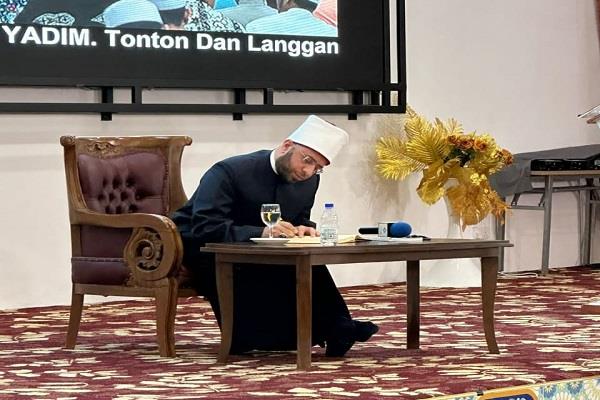 أسامة الأزهري في ماليزيا يزور ثاني أكبر مركز لطباعة المصحف بالعالم