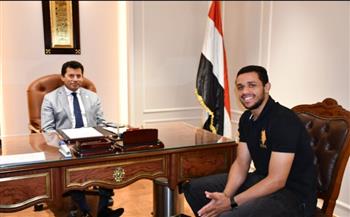 وزير الرياضة يلتقي  مصطفى عسل بطل العالم فى الاسكواش