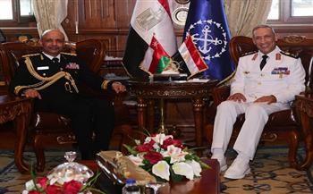 قائد القوات البحرية المصرية يلتقي نظيره العماني لبحث العلاقات الثنائية 