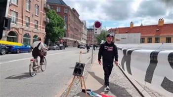  الشرطة الدنماركية تعتدي على امرأة حاولت منع حرق المصحف (فيديو)