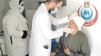 «صحة المنيا» تنظم قافلة طبية لأهالي قرية أسمنت 