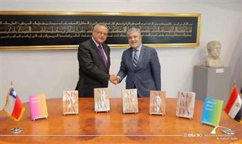 السفير التشيلي يهدي مكتبة الإسكندرية مؤلفات أبرز أدباء وشعراء بلاده