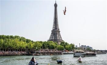 بعد قرن من الحظر.. باريس تسمح بالسباحة قرب برج إيفل