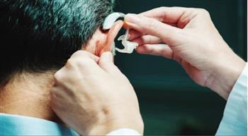 دراسة حديثة: أجهزة السمع قد تقلل من خطر الإصابة بالخرف بنحو 50%
