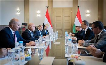 وزير النقل المصري ووزير الخارجية والتجارة المجري يبحثان تدعيم التعاون المشترك