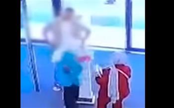 فيديو صادم.. أردني يطلق النار على خطيبته السابقة داخل مجمع تجاري 
