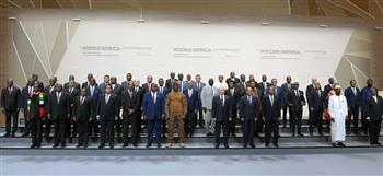 الرئيسان السيسي وبوتين يتوسطان صورة للقادة المشاركين فى القمة الأفريقية الروسية