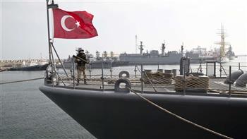 خفر السواحل التركي ينقذ عشرات المهاجرين في البحر غربي البلاد
