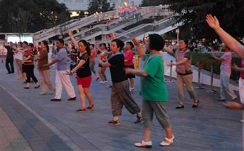 كبار السن في الصين يجتمعون بالشوارع لأداء رقصة رياضية غير تقليدية