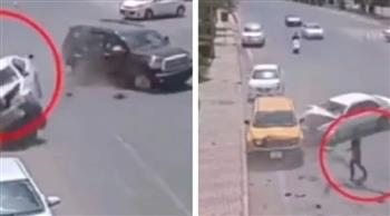 شاب يطير من داخل سيارته بعد اصطدامه في حادث مروع (فيديو)