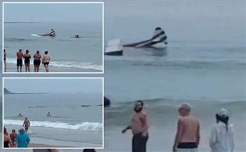استرخاء تحول لذعر.. مصطافون يتفاجأون بتحطم طائرة على شاطئ مزدحم (فيديو)