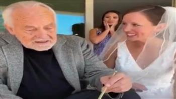 أب مصاب بالزهايمر يتذكر ابنته يوم زفافها (فيديو)