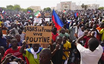 انقلابيو النيجر يحتجزون أربعة وزراء وزعيم الحزب الحاكم