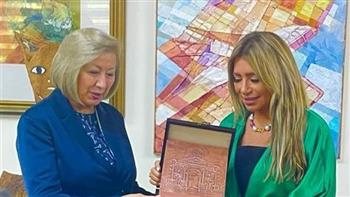 وزيرة الثقافة الأردنية تكرم الإعلامية شافكي المنيري وفريق برنامجها