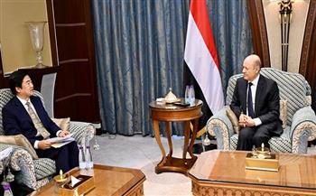رئيس مجلس القيادة الرئاسي اليمني يؤكد الالتزام بنهج السلام الشامل