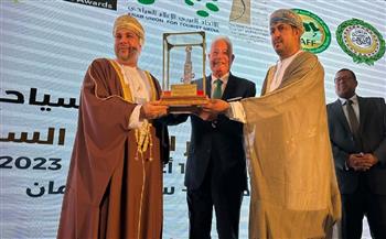 محافظ جنوب سيناء يحصل على جائزة أفضل مسئول حكومي عربي لمدينة سياحية