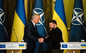 الأمين العام للناتو وزيلينسكي يبحثان تطورات الوضع في أوكرانيا