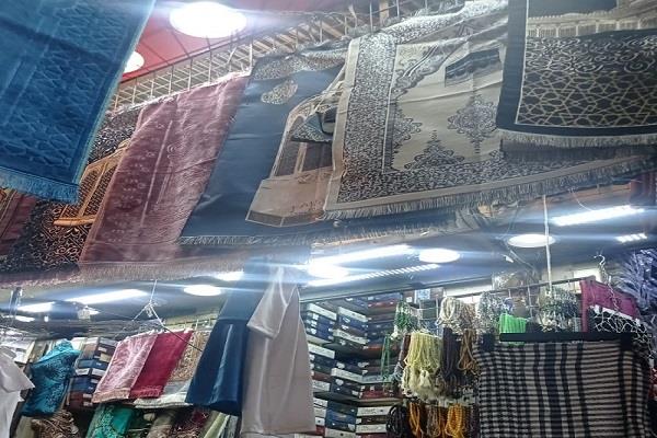 سجاجيد الصلاة والعطور والسبح.. هدايا الحجاج لذويهم بعد عودتهم من المناسك (صور)